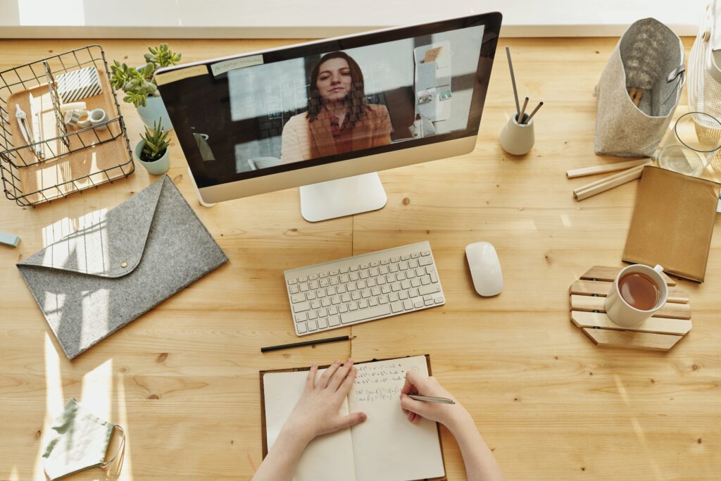 computador en escritorio con video de E-learning corporativo en pantalla